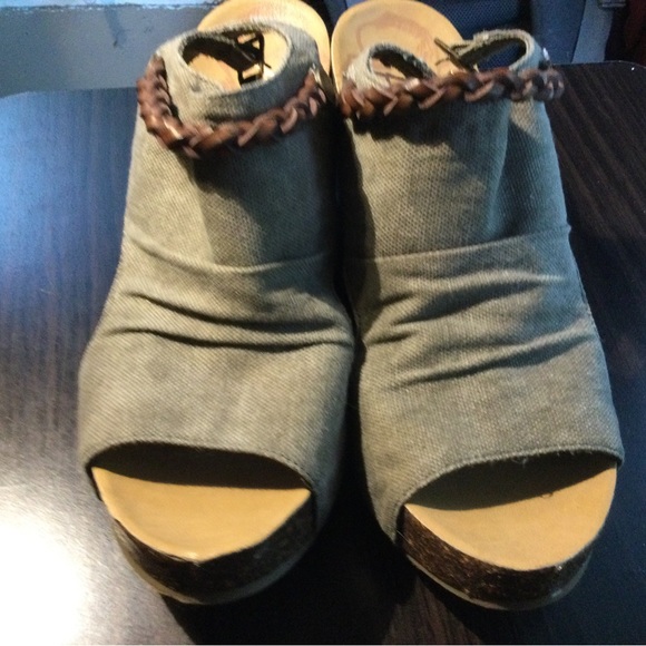 Taupe/brown wedges! Size 7.5 lightweight and extremely comfortable. Blowfish - Picture 3 of 4
